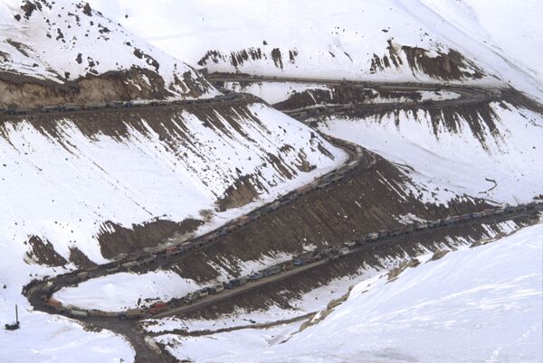 Вывод Ограниченного военного контингента советских войск из Афганистана. Колонны советских войск движутся через перевал Саланг в горах Гиндукуш. 14 февраля 1989 года - Sputnik Таджикистан
