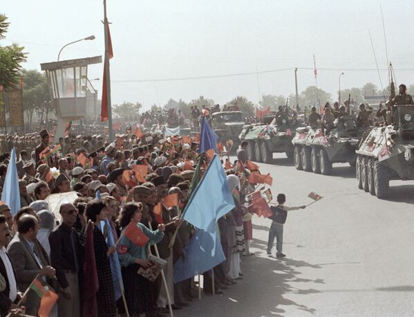 Поэтапный вывод Ограниченного контингента советских войск из Афганистана. Мирные жители провожают домой советских воинов-интернационалистов. 14 мая 1988 года - Sputnik Таджикистан