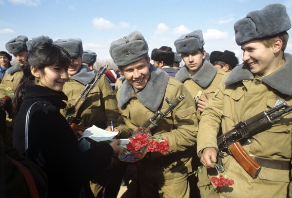 Торжественная встреча советских воинов-интернационалистов, возвращающихся из Афганистана домой. 5 февраля 1989 года - Sputnik Таджикистан