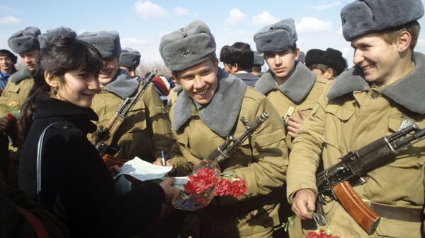 Торжественная встреча советских воинов-интернационалистов, возвращающихся из Афганистана домой. 5 февраля 1989 года - Sputnik Таджикистан