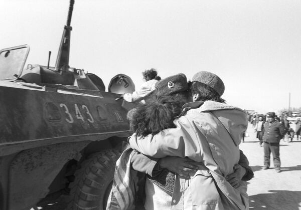Вывод Ограниченного контингента советских войск из Афганистана. Радость встречи с родными. 29 марта 1989 года - Sputnik Таджикистан