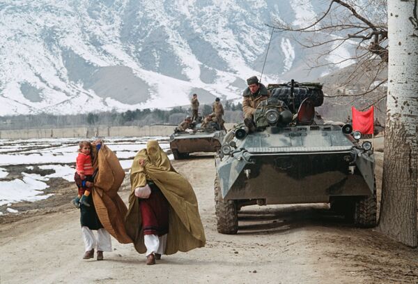Поэтапный вывод Ограниченного контингента советских войск из Афганистана. Первая колонна советских войск отправляется на Родину. Перевал Саланг. 14 мая 1988 года - Sputnik Таджикистан