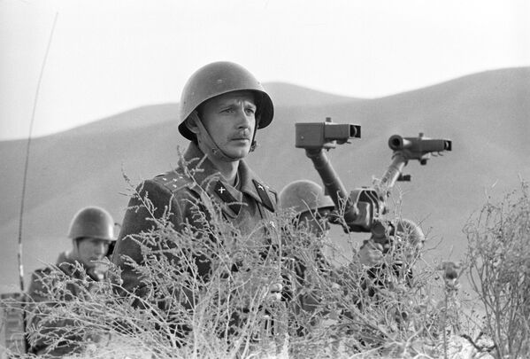Командир артиллерийской батареи капитан Владимир Скиба, награжденный афганским орденом Звезда III степени. 31 мая 1984 года - Sputnik Таджикистан