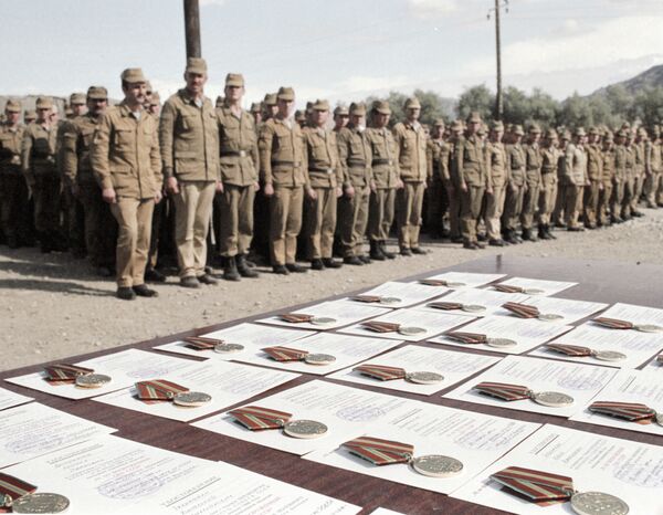 Вручение наград воинам Н-ской части Ограниченного контингента советских войск в Афганистане. 1 февраля 1988 года - Sputnik Таджикистан