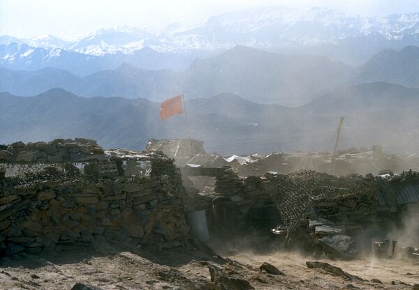 Высокогорная военная застава Ограниченного контингента советских войск близ города Кабула. Афганистан. 1 ноября 1989 года - Sputnik Таджикистан