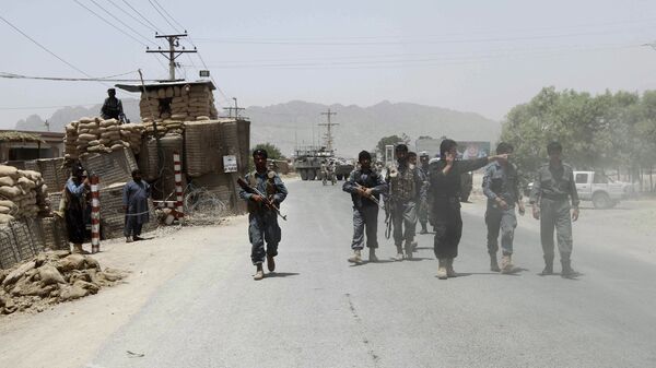 Афганские полицейские охраняют место взрыва автомобильной бомбы в Кандагаре, Афганистан, архивное фото - Sputnik Таджикистан