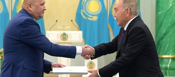 Президент Казахстана Нурсултан Назарбаев и посол РТ в РК Хайрулло Ибодзода - Sputnik Тоҷикистон