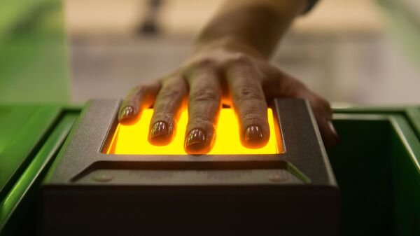 Устройство, сканирующее отпечатки пальцев, архивное фото - Sputnik Таджикистан