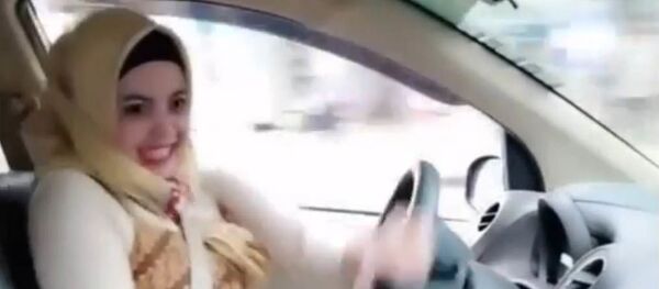 Девушка в хиджабе поразила Сеть мастерством вождения автомобилем - Sputnik Таджикистан