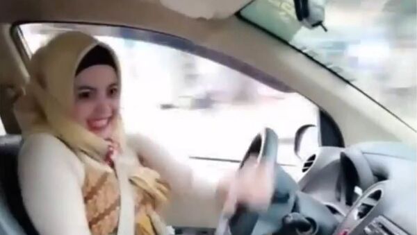 Девушка в хиджабе поразила Сеть мастерством вождения автомобилем - Sputnik Таджикистан