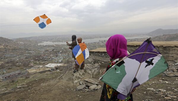 Дети пускают воздушных змеев на вершине холма в Кабуле - Sputnik Таджикистан