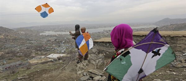 Дети пускают воздушных змеев на вершине холма в Кабуле - Sputnik Таджикистан