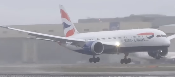 В Британии самолет снесло ветром во время посадки - Sputnik Тоҷикистон