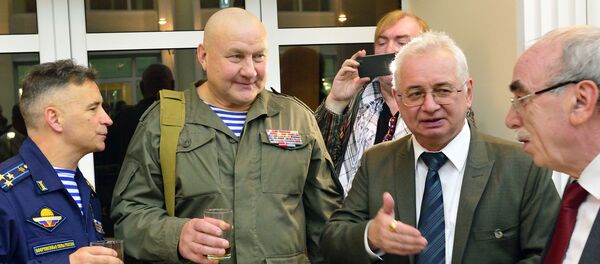 Посол РФ в Афганистане Александр Мантыцкий с российскими ветеранами в Кабуле. Полковник Владимир Ерсак (слева). - Sputnik Тоҷикистон