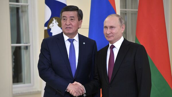 Президент РФ Владимир Путин и президент Кыргызстана Сооронбай Жээнбеков  - Sputnik Таджикистан