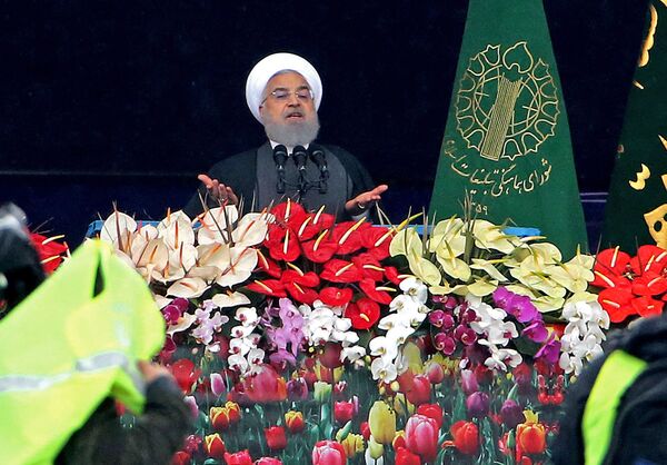 Президент Ирана Хасан Рухани произносит речь во время празднования 40-й годовщины Исламской революции 1979 года в Тегеране - Sputnik Таджикистан