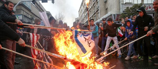 Иранцы сжигают флаги США во время мероприятий, посвященных 40-й годовщине Исламской революции в Тегеране, Иран - Sputnik Таджикистан
