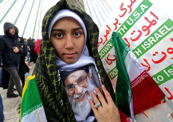 Иранская девушка с портретом Высшего руководителя страны Али Хаменеи с надписями Долой США и Долой Израиль  - Sputnik Таджикистан