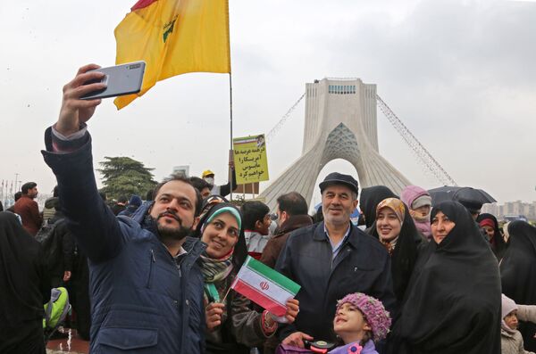 Иранцы делают селфи на площади Азади в Тегеране во время мероприятия, посвященного 40-й годовщине Исламской революции - Sputnik Таджикистан