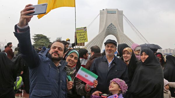 Иранцы делают селфи на площади Азади в Тегеране во время мероприятия, посвященного 40-й годовщине Исламской революции - Sputnik Тоҷикистон