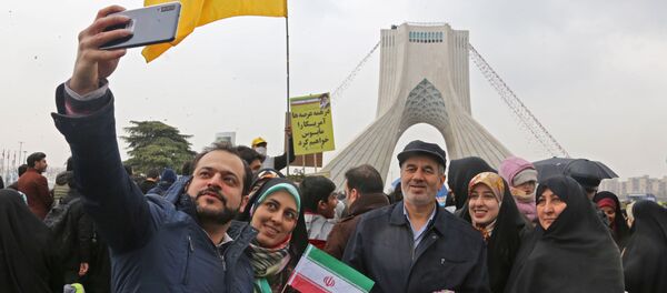 Иранцы делают селфи на площади Азади в Тегеране во время мероприятия, посвященного 40-й годовщине Исламской революции - Sputnik Тоҷикистон