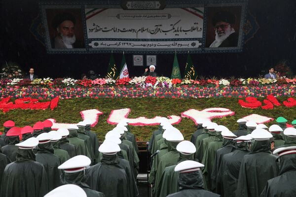 Выступление президента Ирана Хасана Рухани во время церемонии, посвященной 40-летию исламской революции, на площади Свободы в Тегеране - Sputnik Таджикистан