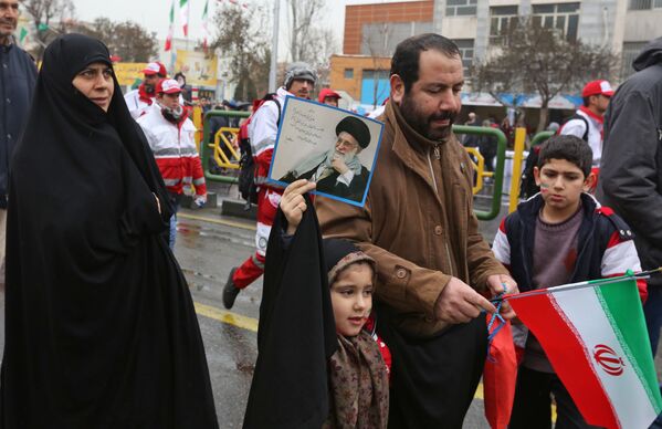 Девочка держит портрет верховного лидера страны Али Хаменеи во время церемонии, посвященной 40-летию исламской революции - Sputnik Таджикистан