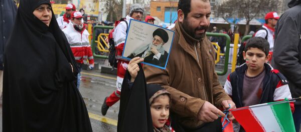 Девочка держит портрет верховного лидера страны Али Хаменеи во время церемонии, посвященной 40-летию Исламской революции - Sputnik Таджикистан