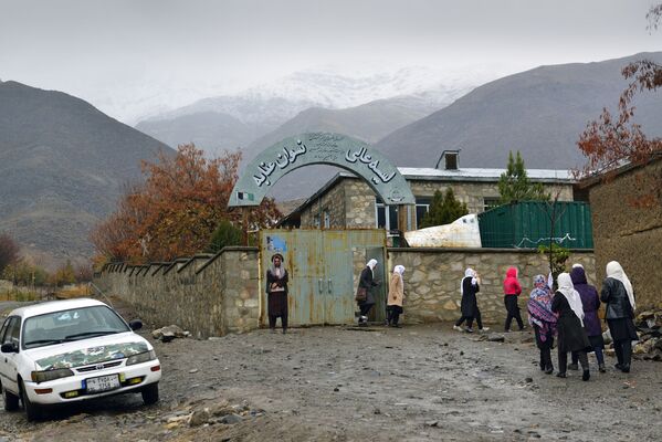 Школа для девочек в городе Базараке (Панджшерское ущелье) - Sputnik Таджикистан