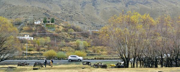 Роҳ ба Панҷшер дар як вақт зебо ва тира аст. Дар тарафи рост  нишебиҳои кӯҳ аст, ки бо сабзаҳои тар пӯшонида шудааст. Дар ҷониби рост рӯд ва дар лаби он оҳанпораҳои зангзадаи КамАЗ ва техникаи ҷангӣ хобидаанд - Sputnik Тоҷикистон