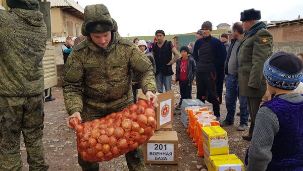 В Таджикистане военнослужащие РВБ собрали продукты питания для многодетных семей в отдаленных районах страны - Sputnik Таджикистан