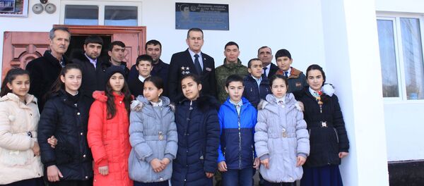 В Таджикистане установили мемориальную доску воину-интернационалисту С. Гадоеву в школе № 25 имени Гадоева города Куляба. В Таджикистане установили мемориальную доску воину-интернационалисту С. Гадоеву в школе № 25 имени Гадоева города Куляба. - Sputnik Таджикистан