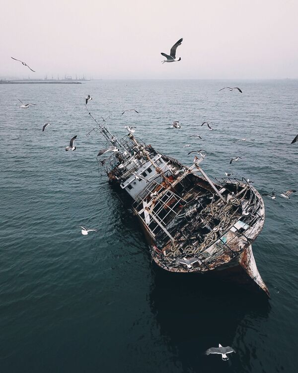 Заброшенный корабль в Корсакове. О. Сахалин. Россия - Sputnik Таджикистан