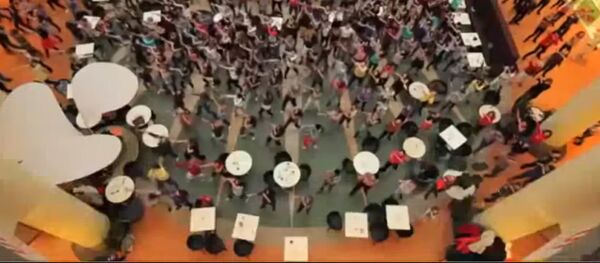 Задорный твист от трёх пожилых дам и молодёжи - Sputnik Таджикистан