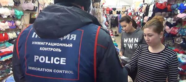 На рынке в центре Петербурга выявлены нелегальные мигранты На рынке в центре Петербурга выявлены нелегальные мигранты - Sputnik Таджикистан