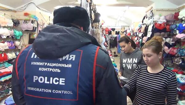 На рынке в центре Петербурга выявлены нелегальные мигранты - Sputnik Таджикистан