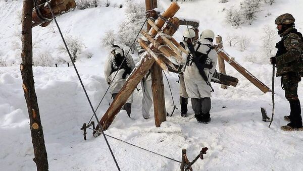 Военные провели сборы по зимней подготовке в горах  - Sputnik Таджикистан