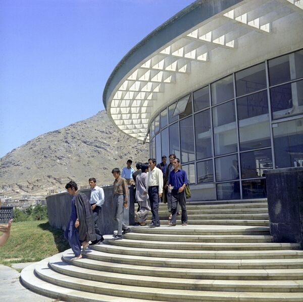 Перед входом в студенческую столовую Политехнического института в Кабуле - Sputnik Таджикистан