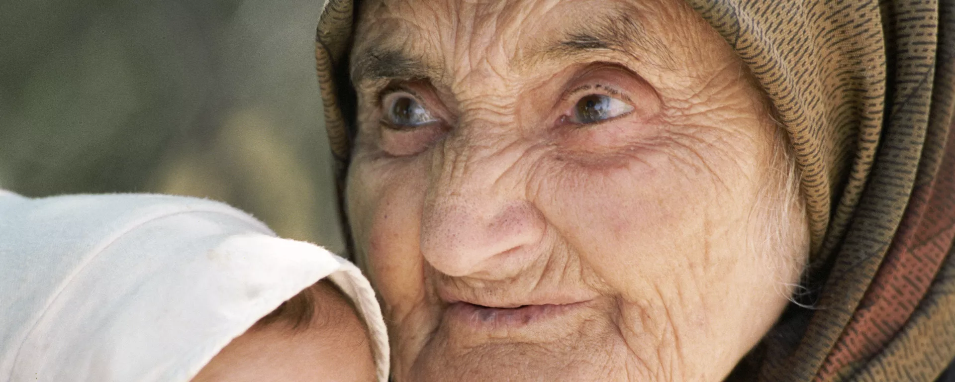Старая женщина и ребенок - Sputnik Таджикистан, 1920, 21.07.2021
