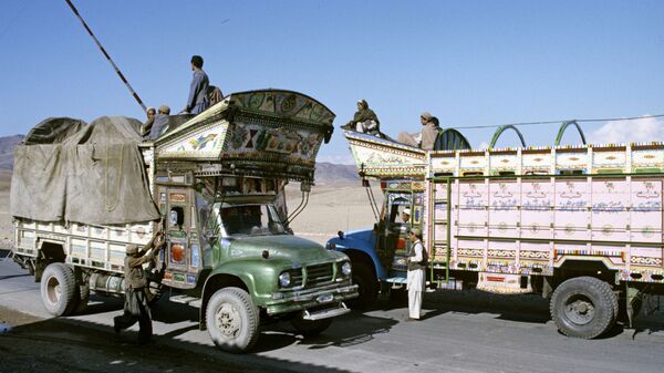 Грузовики в Афганистане, архивное фото - Sputnik Тоҷикистон