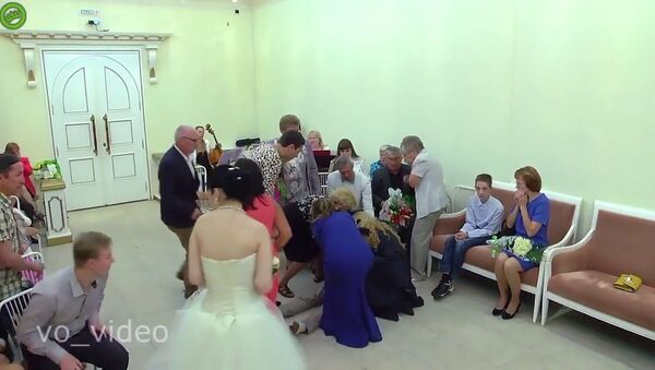 Жених упал в обморок: реакция невесты разозлила пользователей сети – видео - Sputnik Таджикистан