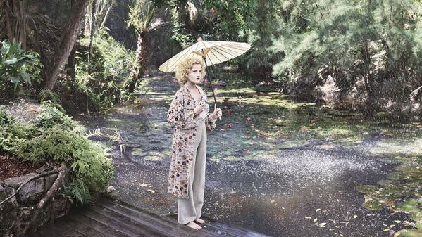 Молодая актриса Джулия Гарнер предстала в образе девушки-фотографа, снимающей природу. Фотосессия проходила в тропическом саду в Майами. - Sputnik Таджикистан