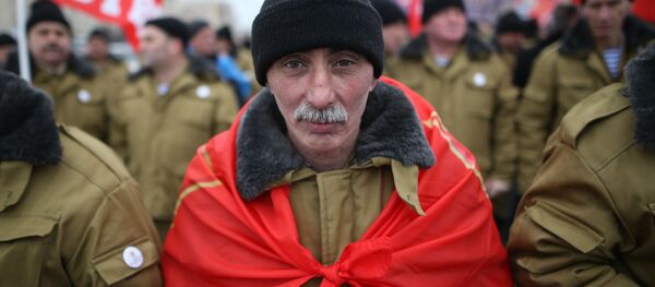 Участники шествия к памятнику воинам-интернационалистам на Поклонной горе по случаю 30-летней годовщины вывода советских войск из Афганистана - Sputnik Таджикистан