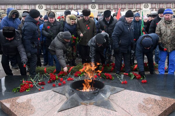 Люди возлагают цветы к Вечному огню в парке Победы в Казани на митинге в честь 30-летней годовщины вывода советских войск из Афганистана - Sputnik Таджикистан