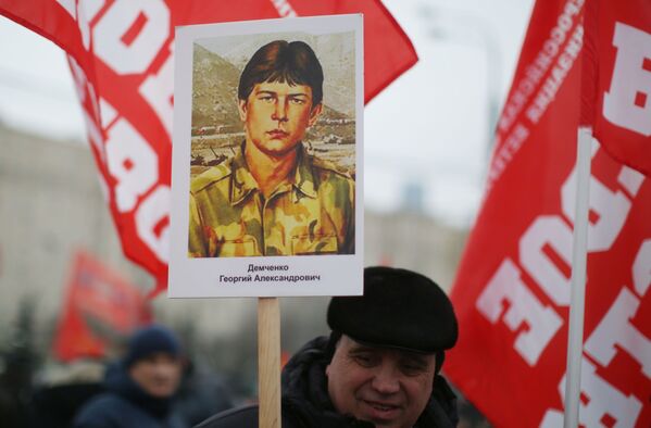 Участник шествия к памятнику воинам-интернационалистам на Поклонной горе по случаю 30-летней годовщины вывода советских войск из Афганистана - Sputnik Таджикистан