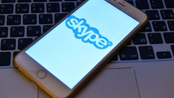 Логотип программы Skype на экране смартфона - Sputnik Тоҷикистон
