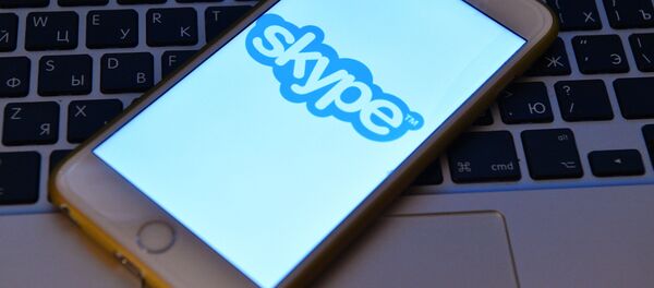 Логотип программы Skype на экране смартфона - Sputnik Тоҷикистон