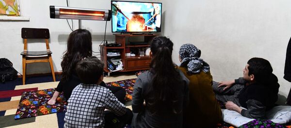 Семья смотрит телевизор, архивное фото - Sputnik Таджикистан
