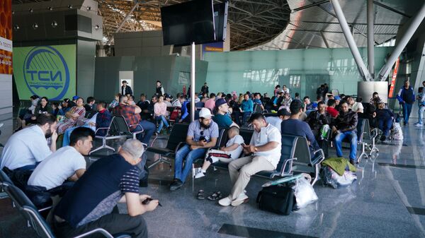 Граждане Узбекистана ждут самолета в терминале аэропорта Внуково - Sputnik Таджикистан