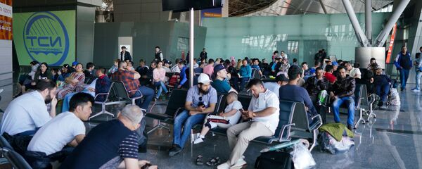 Граждане Узбекистана ждут самолета в терминале аэропорта Внуково - Sputnik Таджикистан